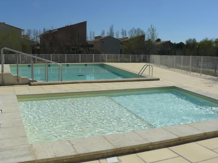Le Petit Bonheur - Place Parking Privee - Clim - Terrasse - Piscine Partagee - Proche Parc Spirou Saint-Saturnin-les-Avignon Exterior photo