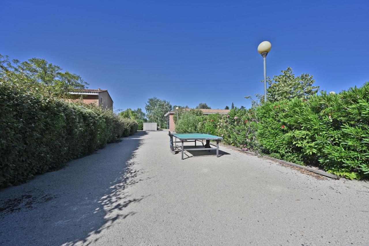 Le Petit Bonheur - Place Parking Privee - Clim - Terrasse - Piscine Partagee - Proche Parc Spirou Saint-Saturnin-les-Avignon Exterior photo